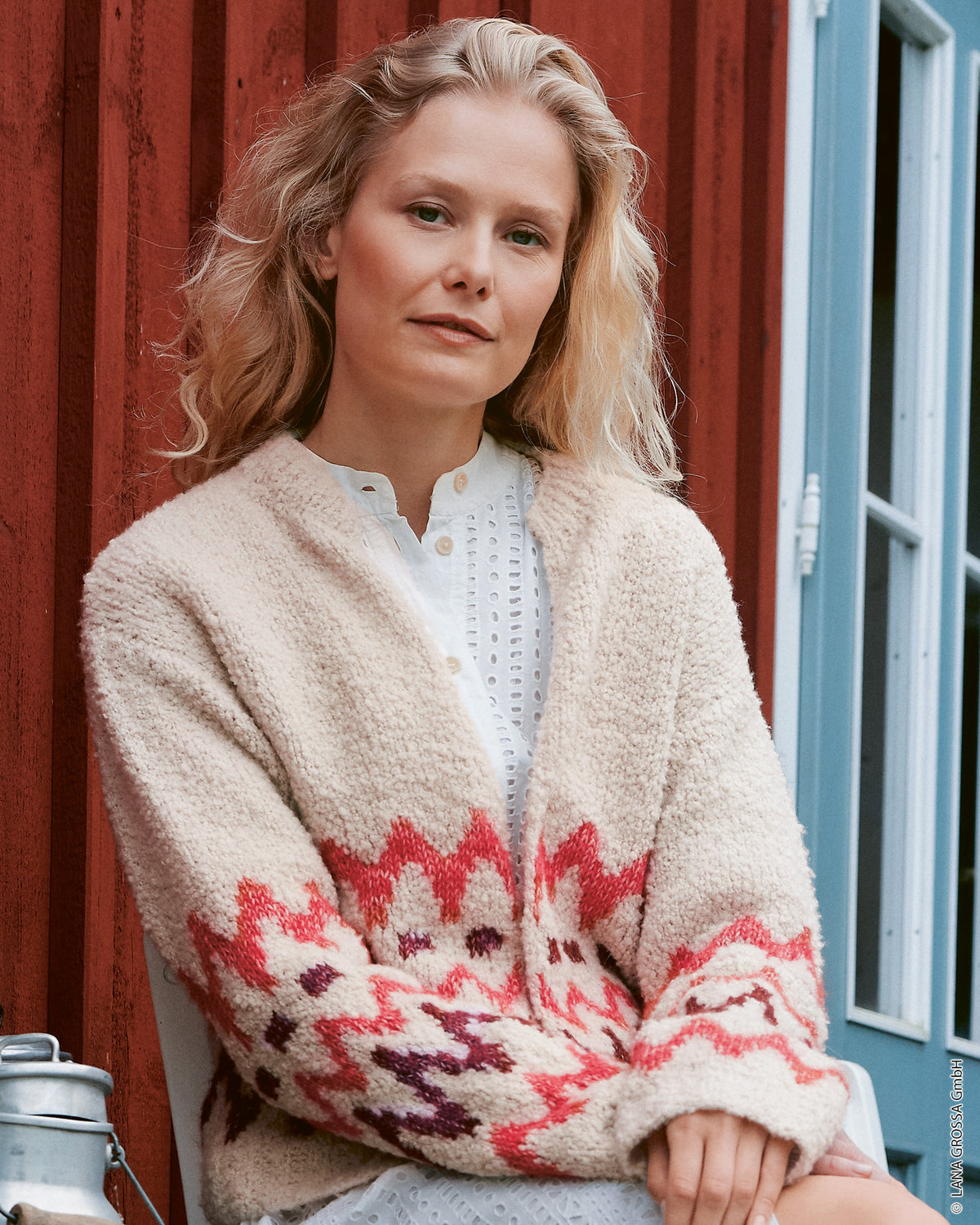 Lana Grossa Nordic Knits Nr. 5 Scandic Living - cardigan in Orsettini en Natural Alpaca Pelo - sfeerfoto 1