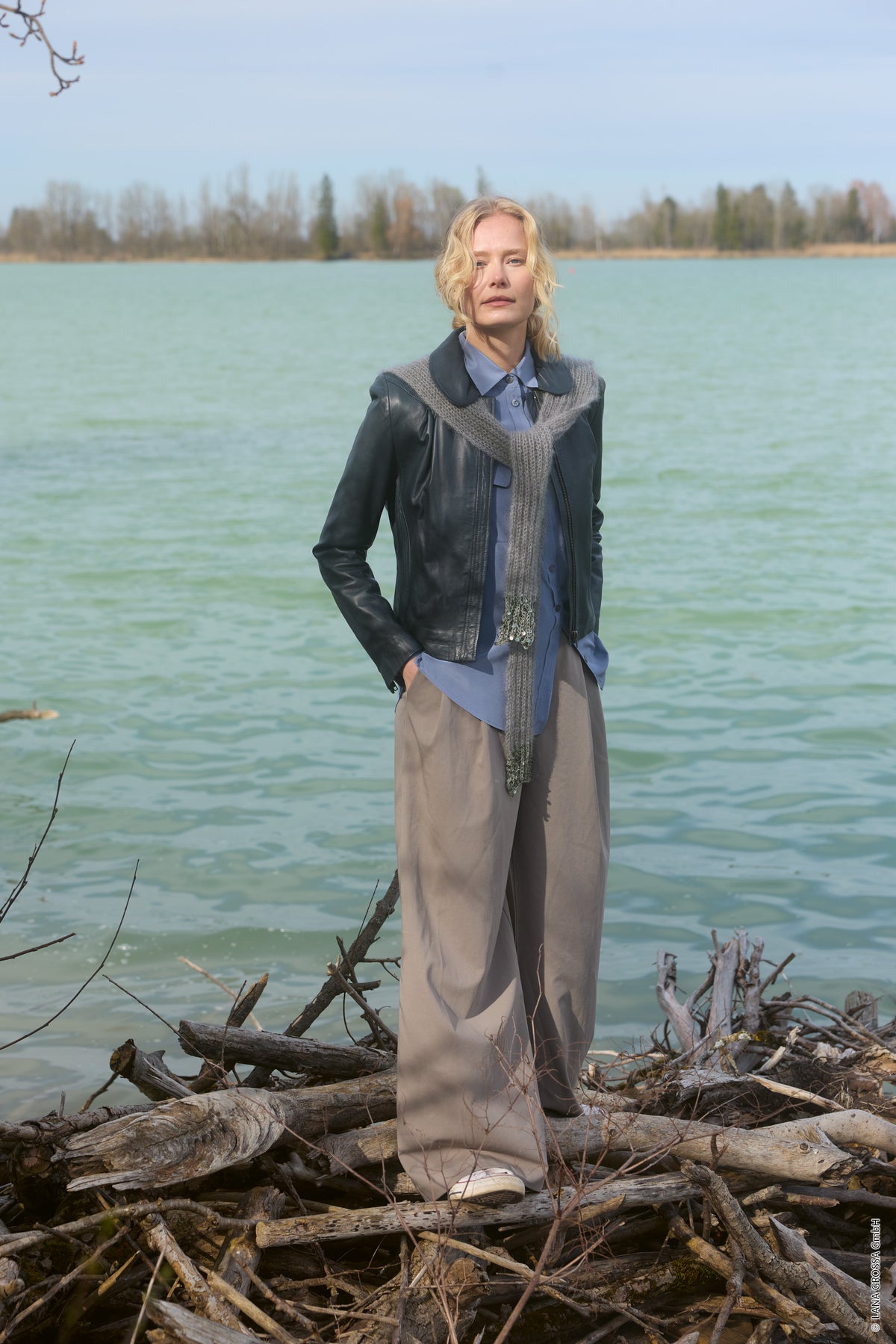 Lana Grossa Doeken & Co Nr. 10 model 28 - vrouw aan het water met lange grijze kragensjaal - Filo di Gio en Cosmo