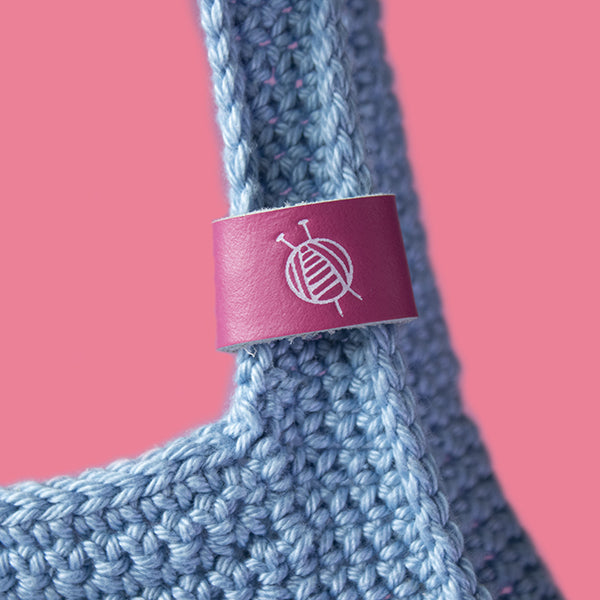 Blauw haak label — gemaakt met Joly Bag Haakpakket
