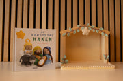 Wolplein Kerststal Haakpakket met boek De kerststal haken en versierde houten kerststal