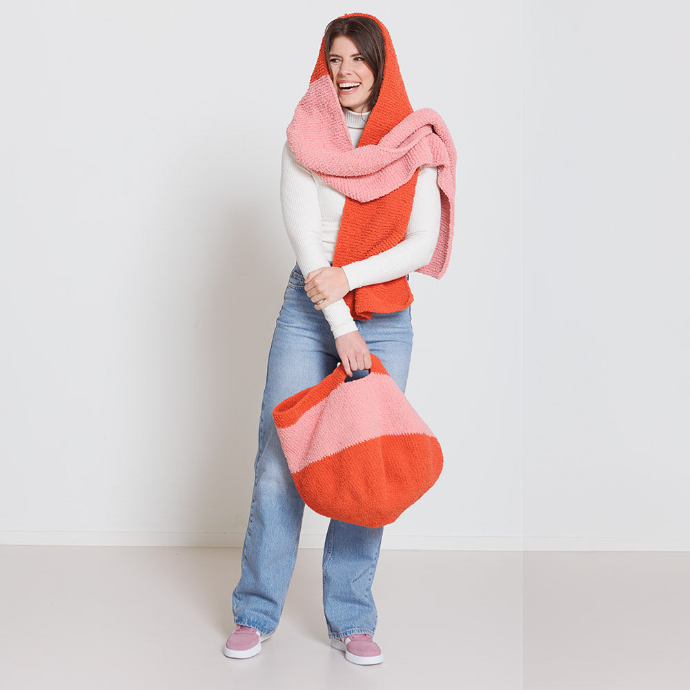 Sjaal en tas — gemaakt met Knipmode Yarn and Colors Slouchy Pouch 2.0 (2)