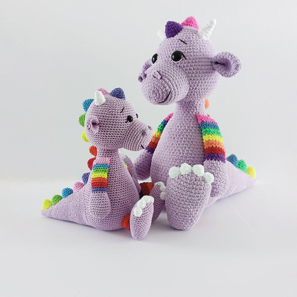 Dummel in chenille en katoen — gemaakt met Knuffel Draakje Dummel - Sandra Bekx Garen- & Haakpakket Must-have