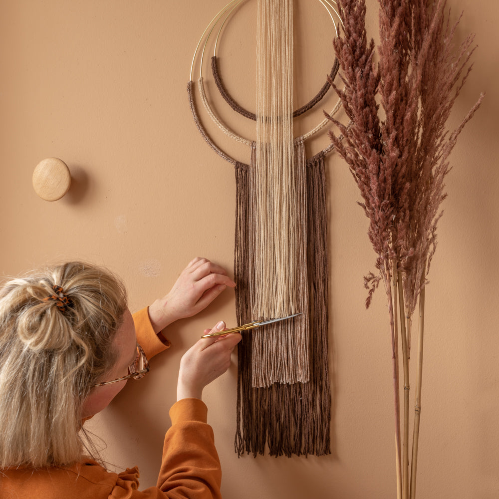 Wrapped up wall hanging — gemaakt met Macramé Patroon Yarn and Colors Wrapped up Wall Hanging