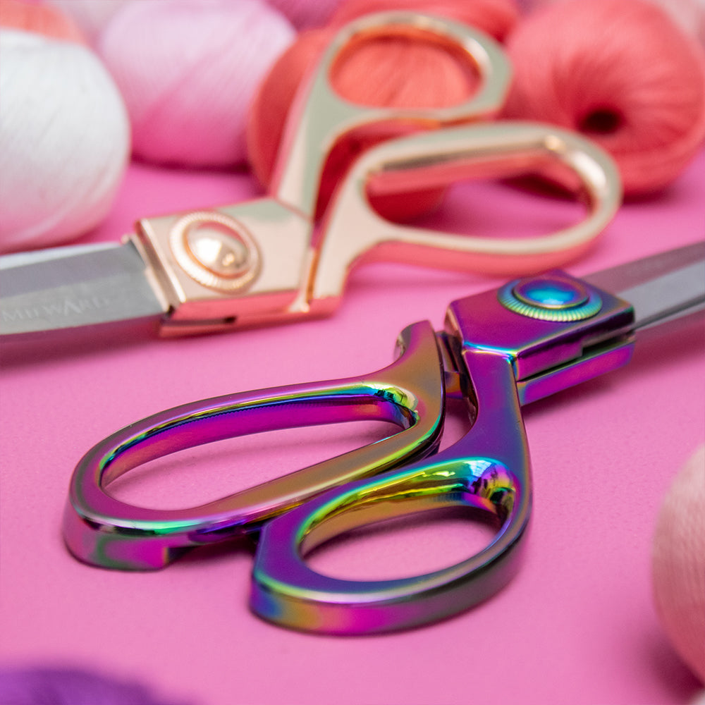 Sfeerbeeld met Milward Set Stoffenschaar (25,5cm) & Borduurschaar (11,5cm) Rainbow (3)