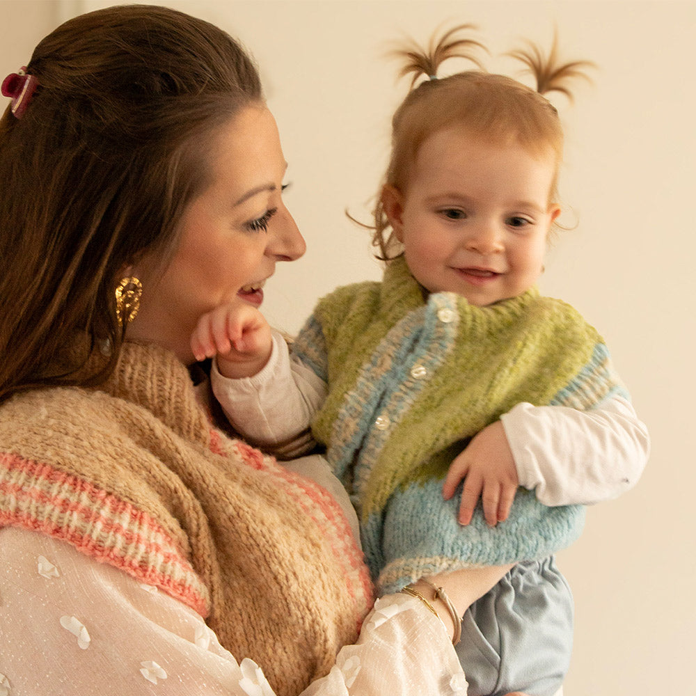 Piuma mini me — gemaakt met Piuma Mini & Me vest (Volwassenen) Garen- en Breipakket