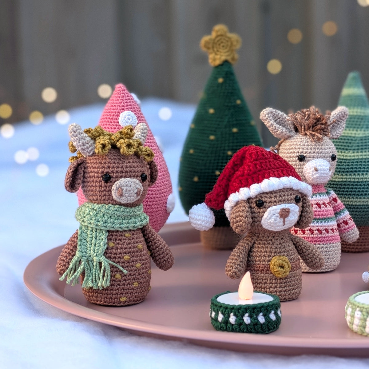 Close-up van os, hond en ezel uit de Wolplein x Mrs. Milly KerstCAL 2026 met gehaakte kerstdecoratie