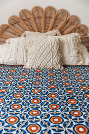 Sevilla Blanket van Jane Crowfoot gehaakt met Stylecraft Life DK op rotan stoel