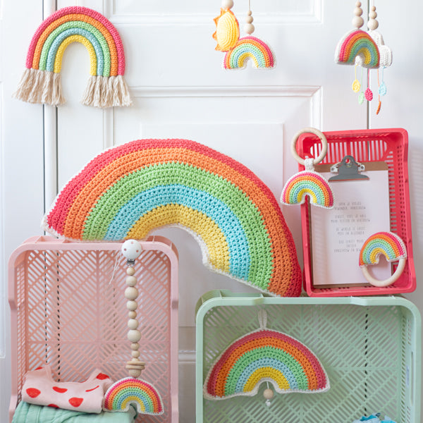 Van de gehele collectie — sfeerbeeld met Wolplein Regenboog Kussen Haakpakket