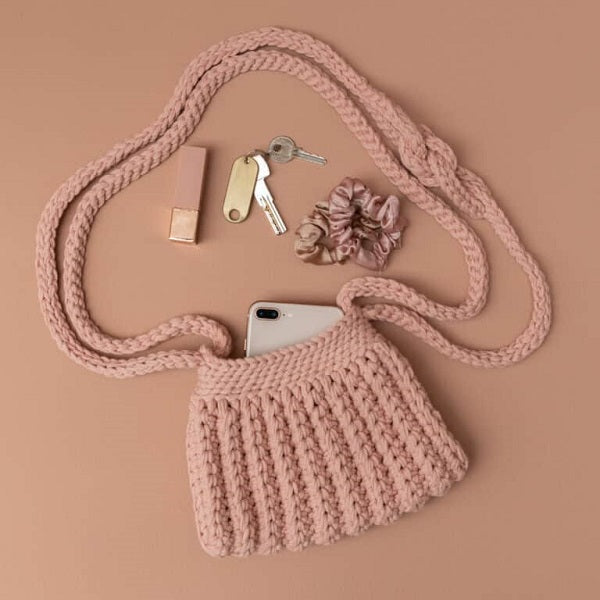 Cool cross body bag ros — gemaakt met Yarn and Colors Cool Cross Body Bag Haakpakket