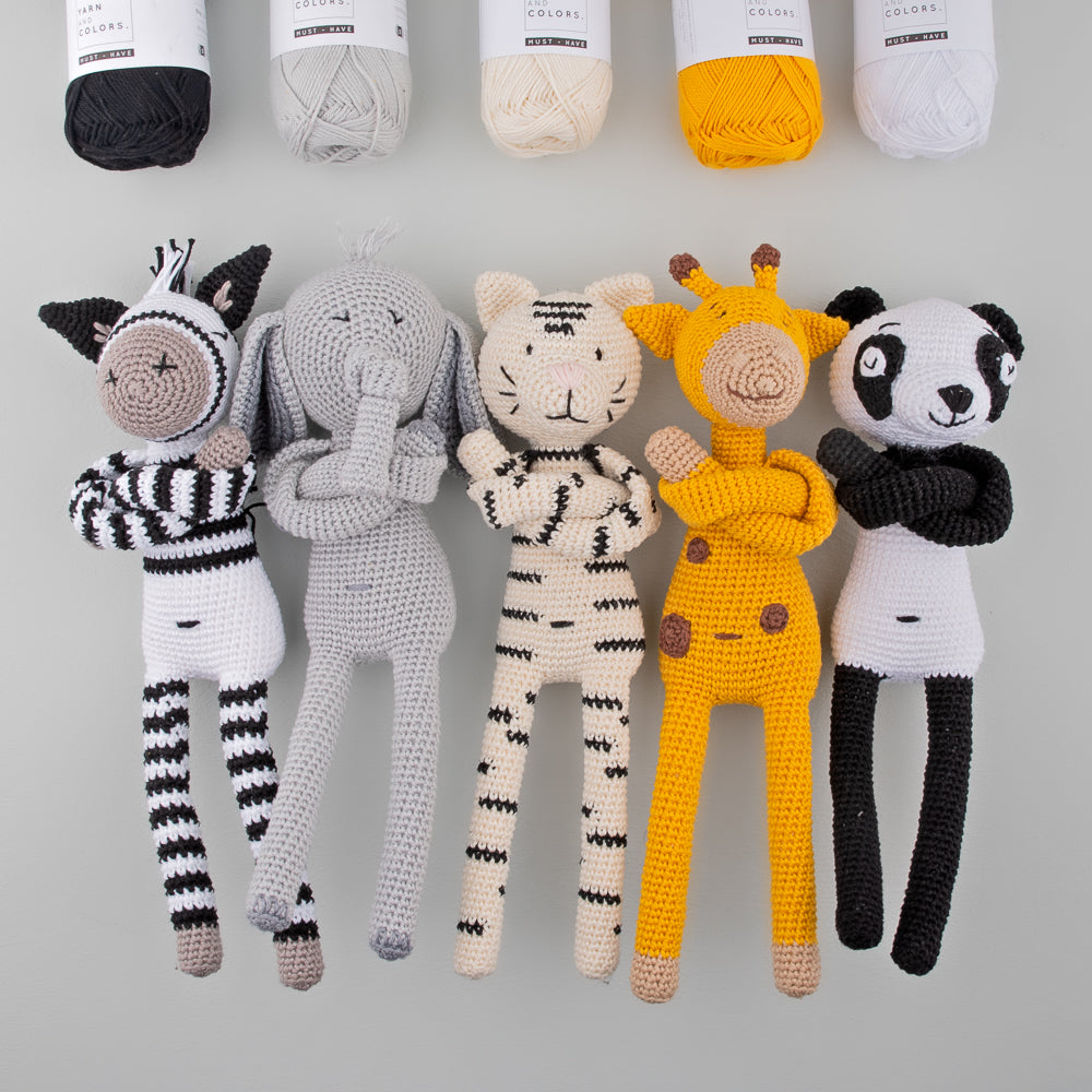 Groepsfoto en kan dus bij allemaal — gemaakt met Yarn and Colors Eddie Elephant Haakpakket