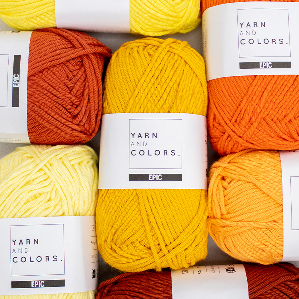 Geel — sfeerbeeld met Yarn and Colors Garden Party Cushion Haakpakket