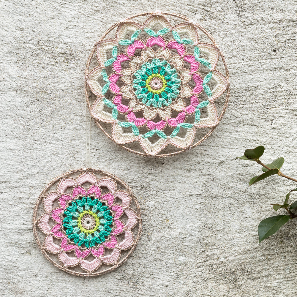 Garden party mandalas — gemaakt met Yarn and Colors Garden Party Mandala Haakpakket (2)