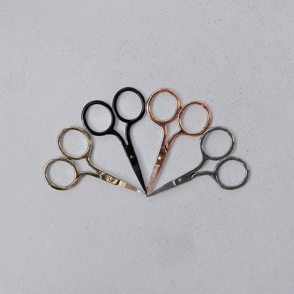 Tiny scissor — gemaakt met Yarn and Colors Kleine Schaar Rosé