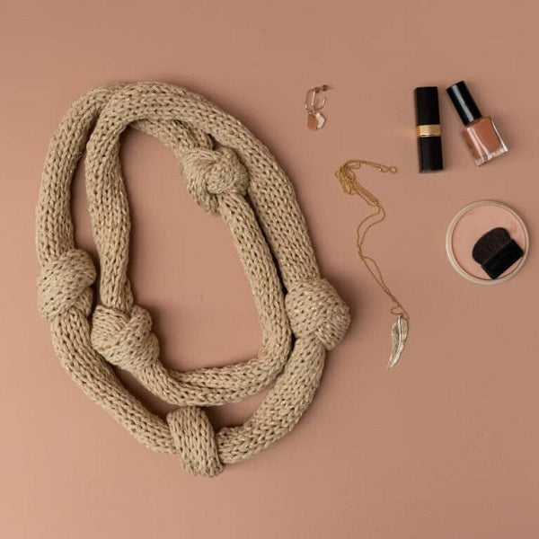 Knot scarf limestone — gemaakt met Yarn and Colors Knot a Scarf Breipakket
