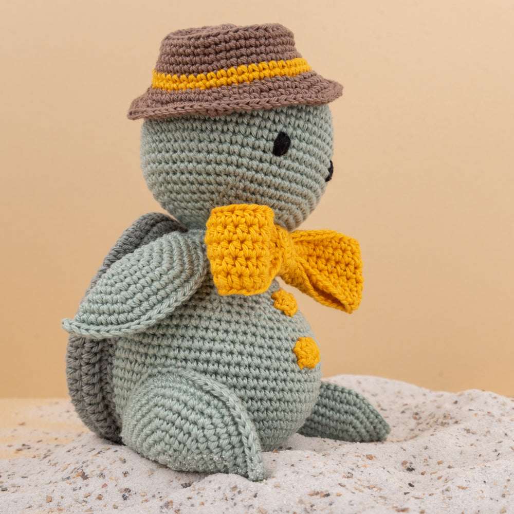 Theodore the turtle — gemaakt met Yarn and Colors Theodore the Turtle Haakpakket